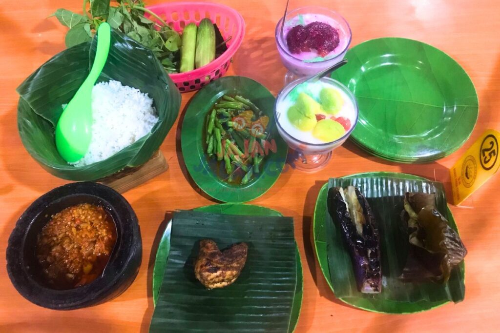 Menu yang kami pesan di Bakul Emak Cianjur Jatiwaringin