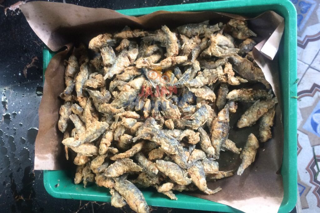 Wader goreng yang sedang ditiriskan di Warung Gudangan Bu Masitoh