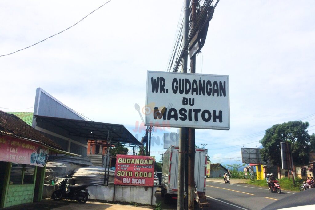 Papan kecil penanda Warung Gudangan Bu Masitoh