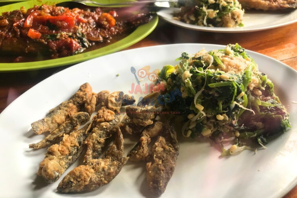 Menu wader goreng dan gudangan khas Warung Gudangan Bu Masitoh
