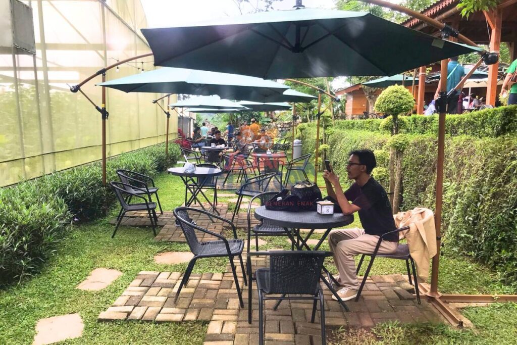 Kedai kopi Mak Iyom area outdoor di wisata hidroponik Salatiga