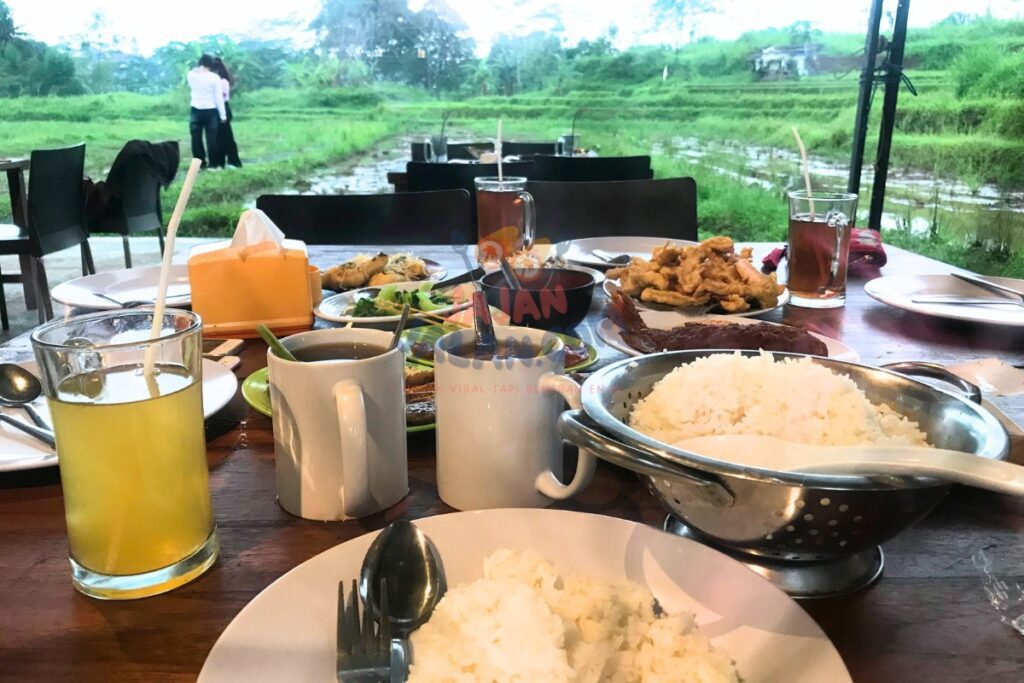 Menikmati menu makanan Waroeng Tjandi 2 Singampon