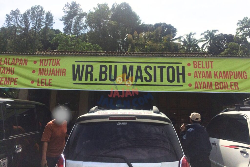 Ramai mobil parkir ciri tempat makan enak